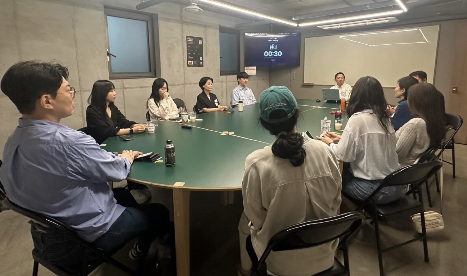 스폰지데이 — 크루들이 이야기 나누는 모습