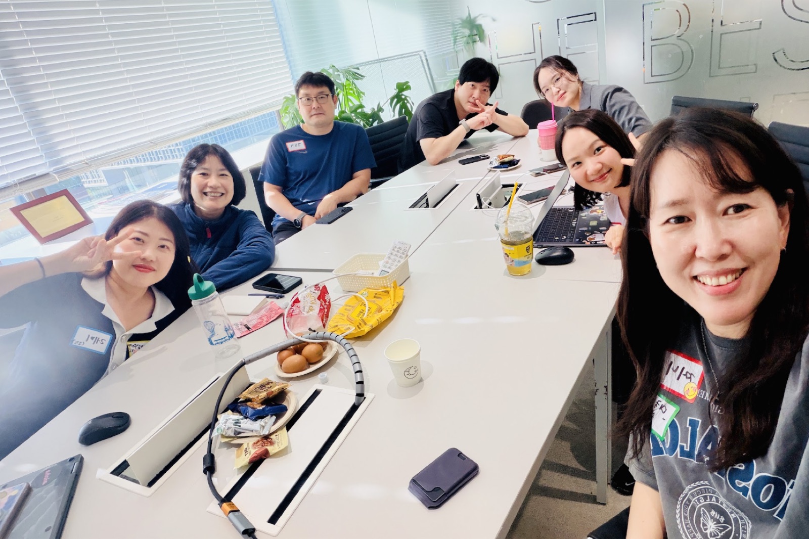 조 모임 — 크루들이 한 테이블에 모인 모습